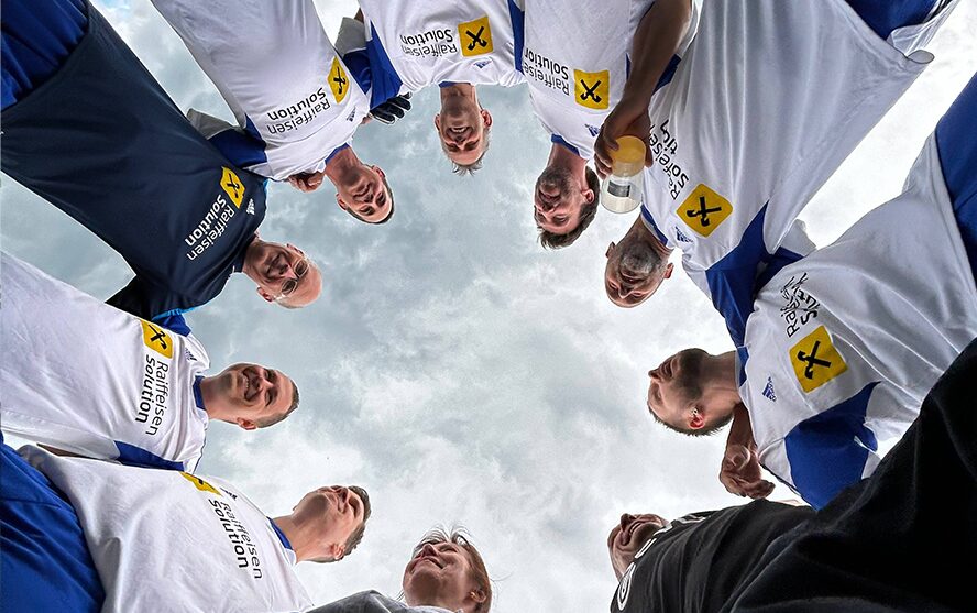 Eine Fußballmannschaft im Kreis stehend