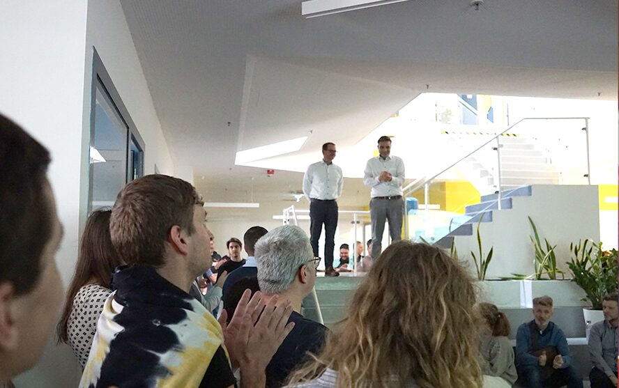 Zwei Sprecher am Podium vor Publikum