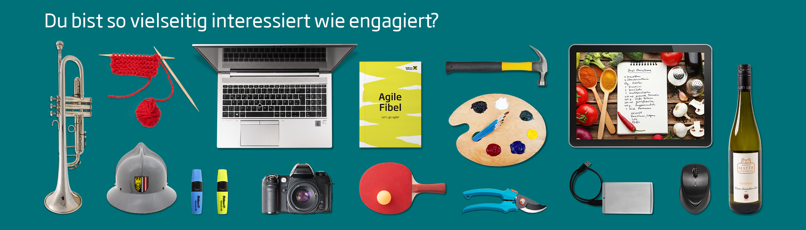 Vielfältige Gegenstände aus Hobby, Beruf und Alltag vor türkisfarbenem Hintergrund mit dem Text: ‚Du bist so vielseitig interessiert wie engagiert?‘