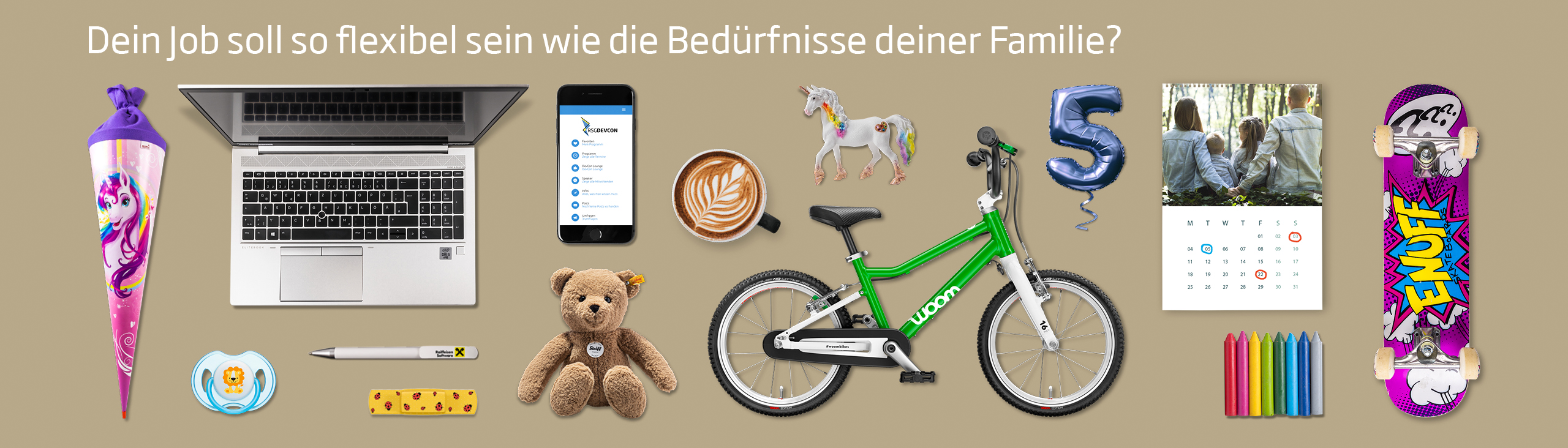 Gegenstände wie Schultüte, Laptop, Smartphone, Spielzeug, Kalender, Kinderfahrrad und Skateboard vor beigem Hintergrund – begleitet vom Text ‚Dein Job soll so flexibel sein wie die Bedürfnisse deiner Familie?‘