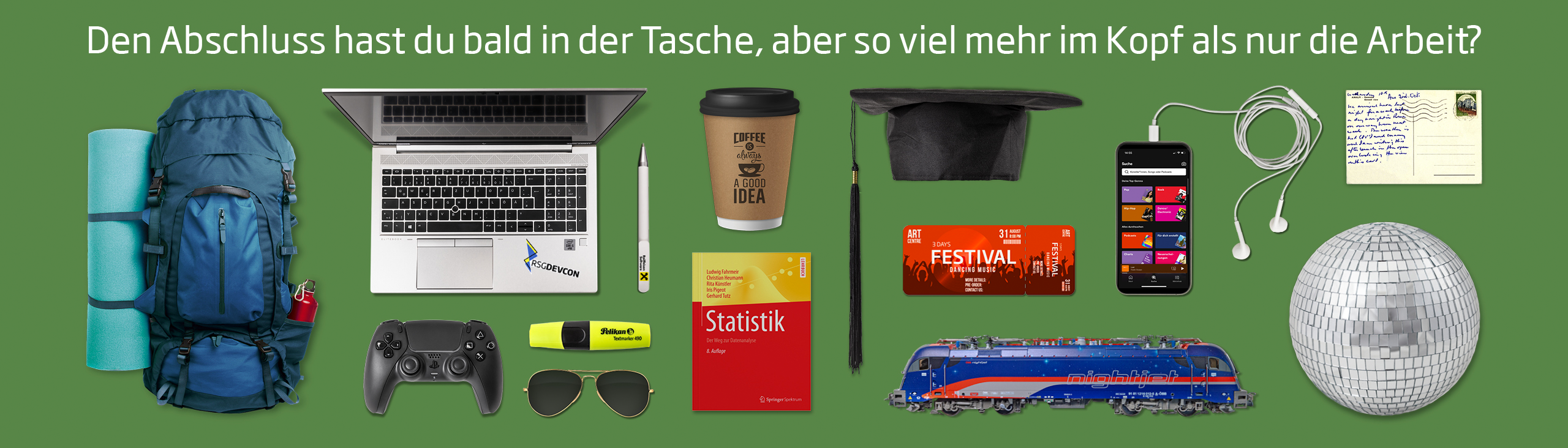 Gegenstände wie Rucksack, Laptop, Buch, Festivalticket, Smartphone und Disco-Kugel vor grünem Hintergrund – begleitet von dem Text ‚Den Abschluss hast du bald in der Tasche, aber so viel mehr im Kopf als nur die Arbeit?‘