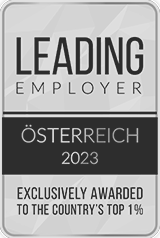 Plakette mit der Aufschrift ‚Leading Employer Österreich 2023 – Exklusiv verliehen an die besten 1 % des Landes‘