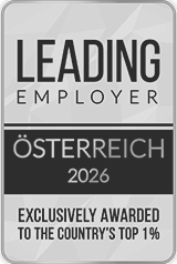 Plakette mit der Aufschrift ‚Leading Employer Österreich 2026 – Exklusiv verliehen an die besten 1 % des Landes‘